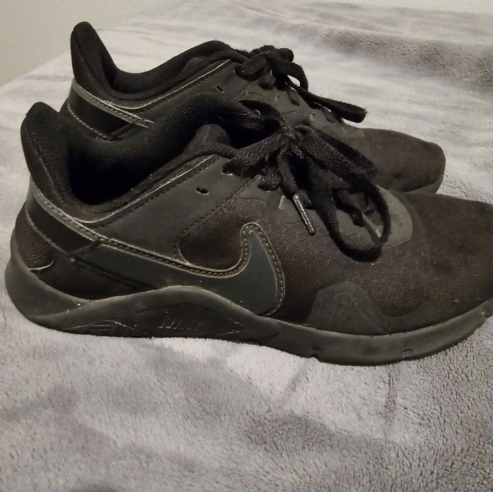 Men' 7.5Y Used Nike shoes in black